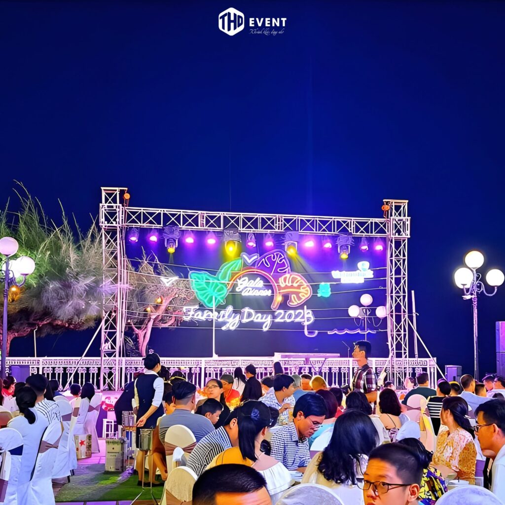 To chuc tiec cuoi nam year end party soi dong cho doanh nghiep