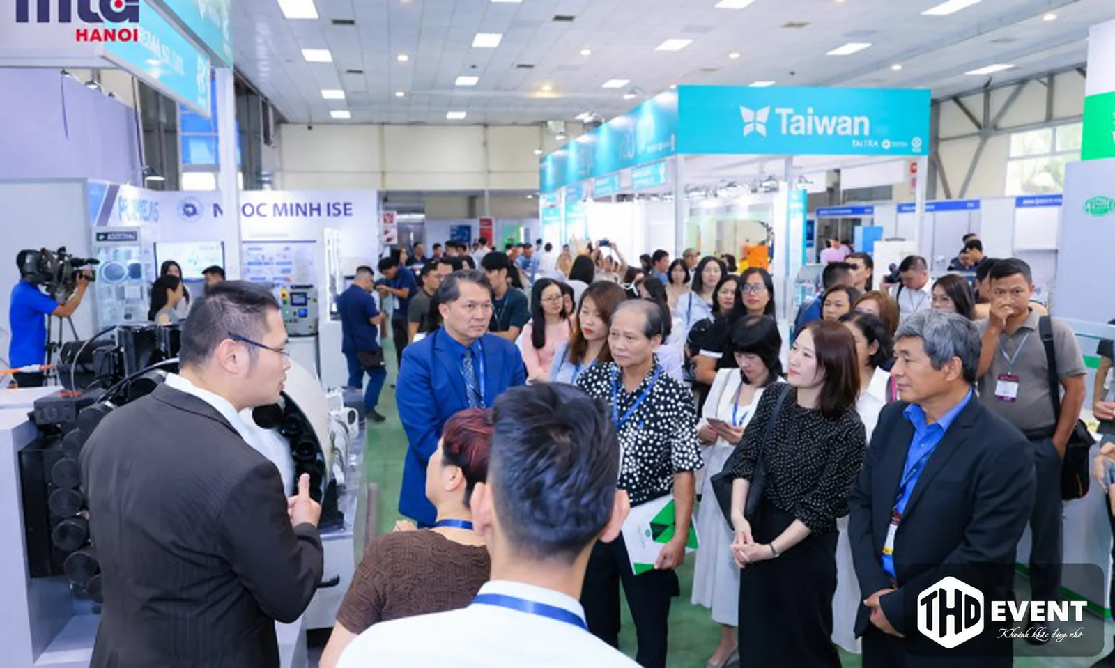 Khách tham quan xem trình diễn thiết bị tại triển lãm MTA Hanoi