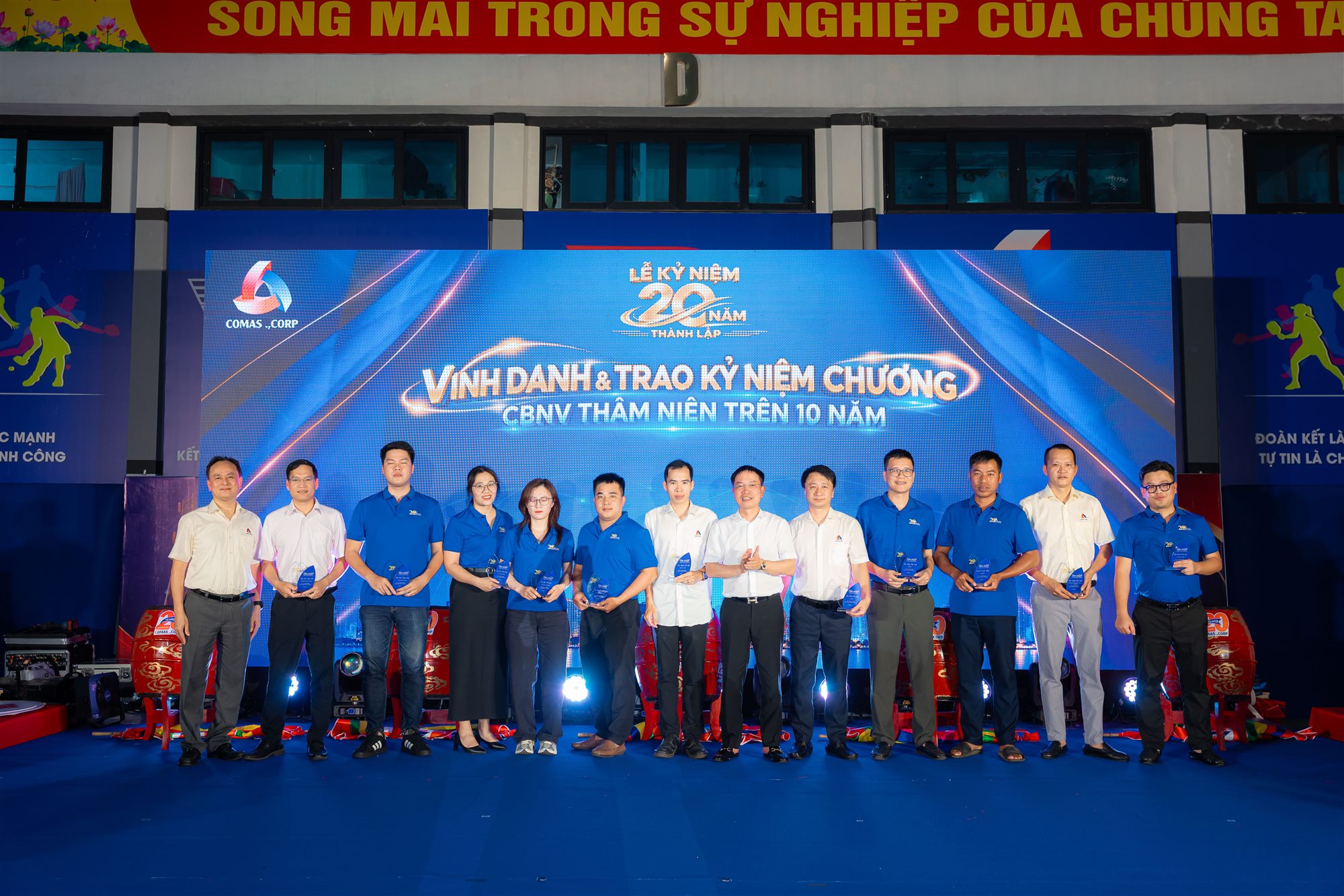 Trao kỷ niệm chương cho nhân sự thâm niên COMAS CORP