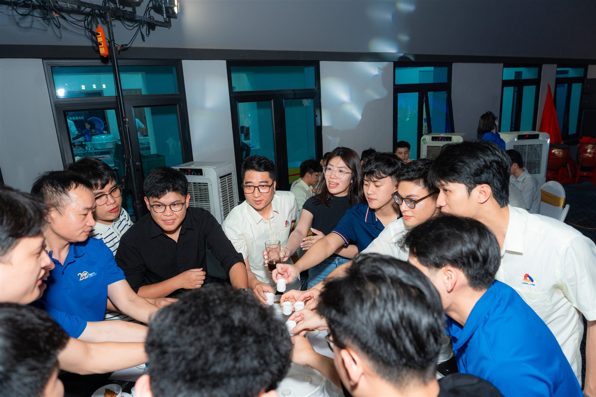 Đồng nghiệp giao lưu tại lễ kỷ niệm COMAS CORP