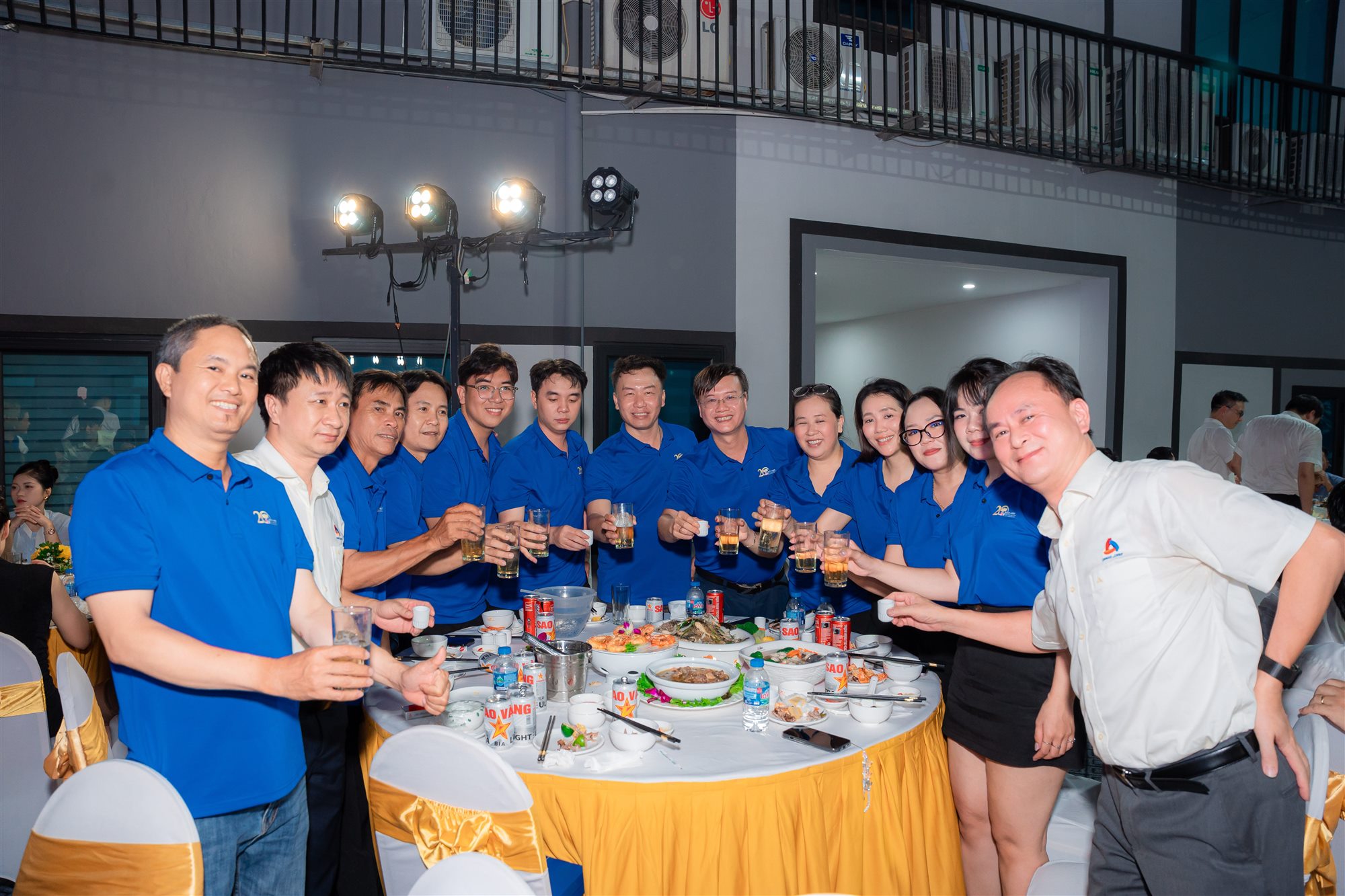 Đại diện cùng nâng ly chúc mừng COMAS CORP