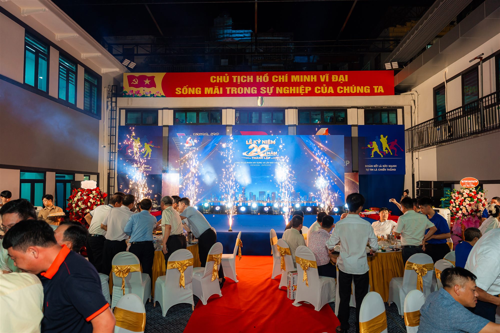 Sân khấu và khách mời trong đêm kỷ niệm COMAS CORP