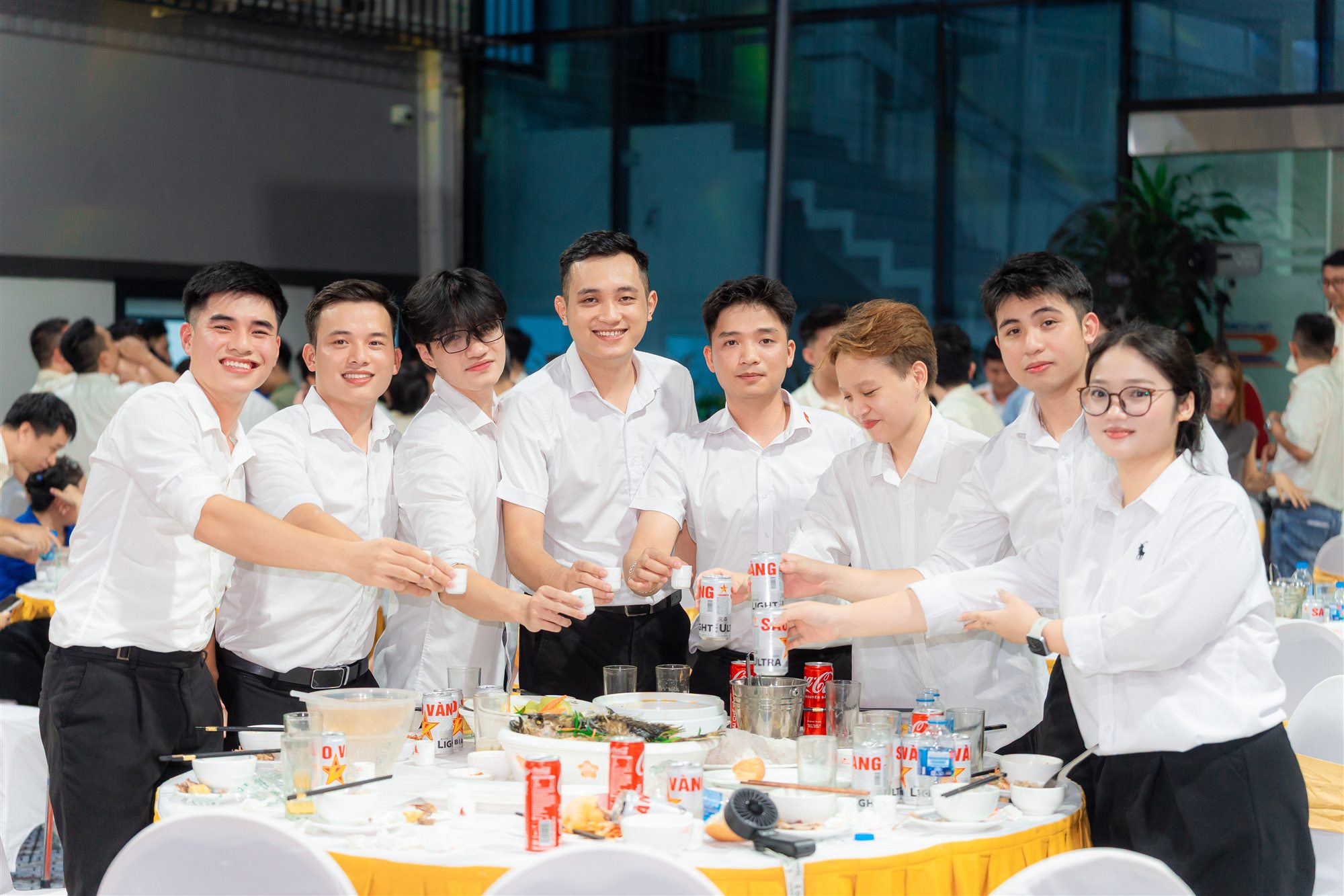 Khoảnh khắc nâng ly tại tiệc kỷ niệm COMAS CORP