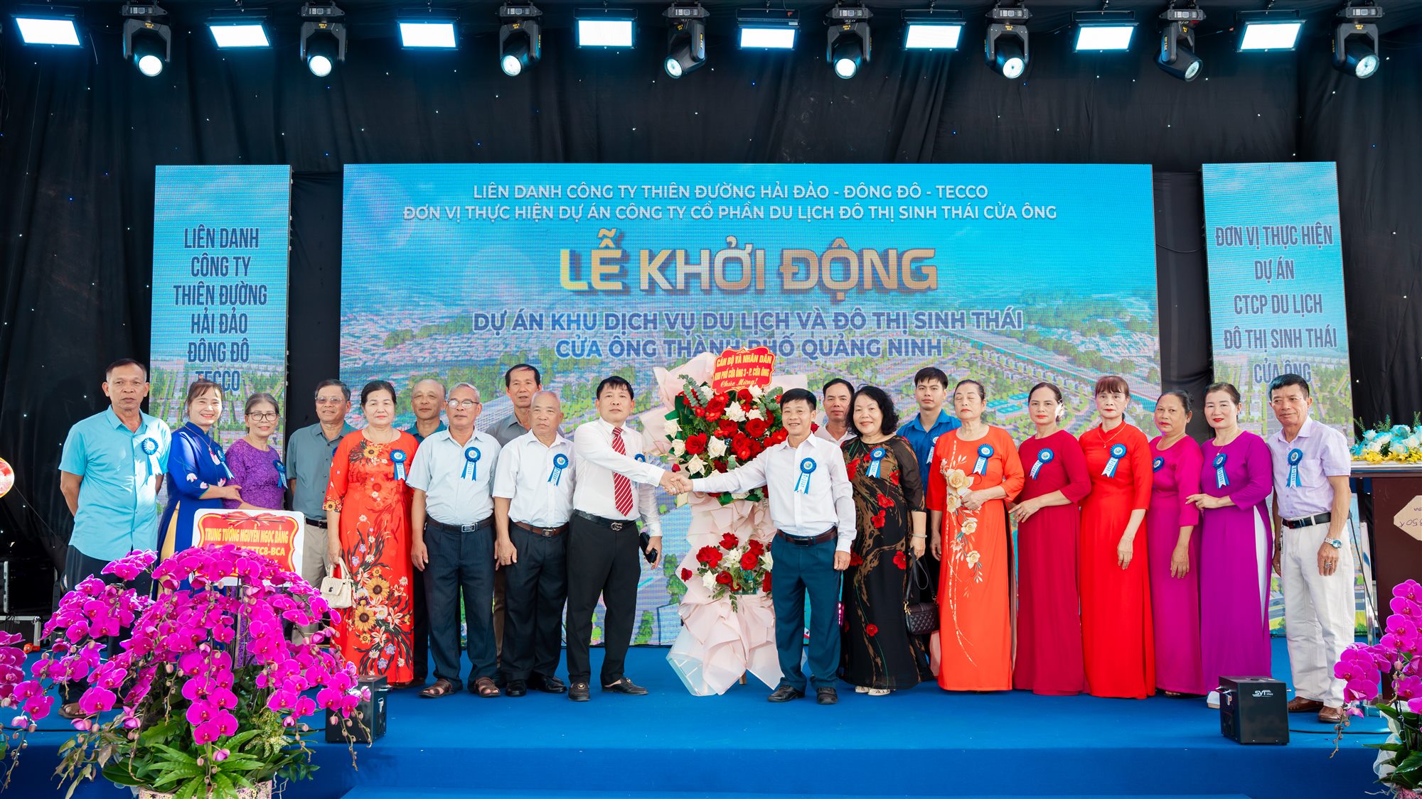 Đại diện các bên bắt tay tại sân khấu lễ khởi động dự án Cửa Ông