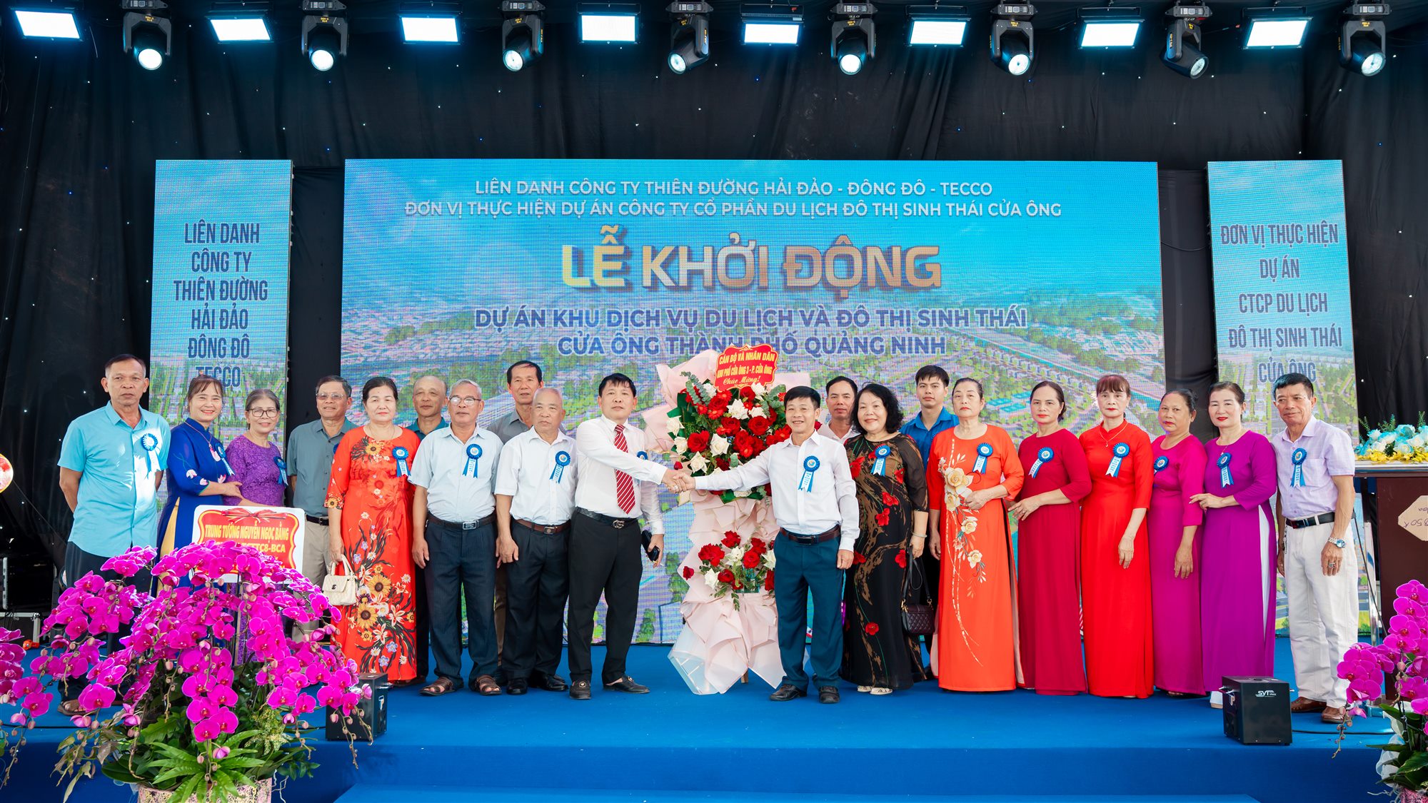 Đại diện dự án và khách mời chụp ảnh lưu niệm trên sân khấu Cửa Ông