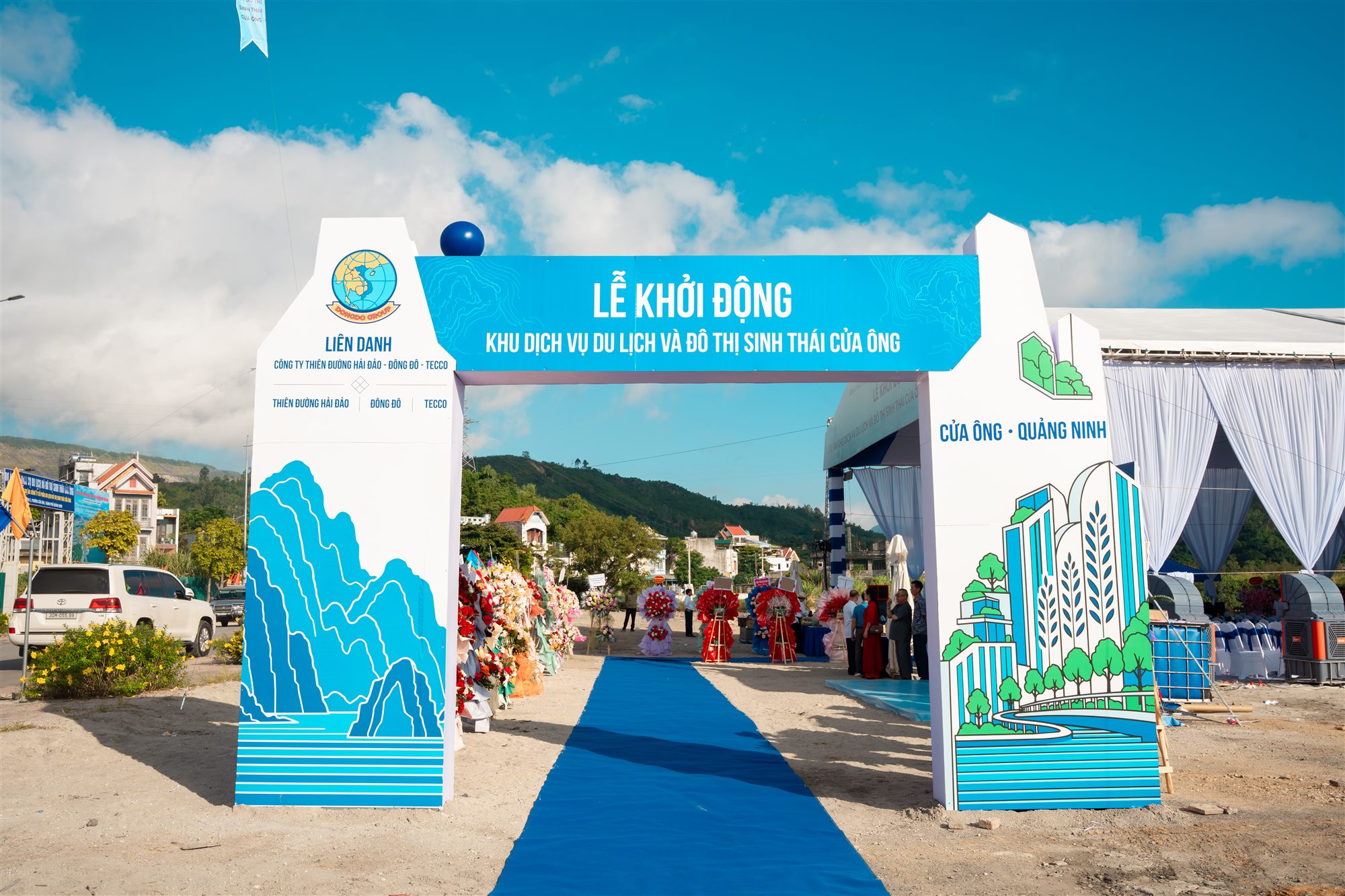 Cổng chào mang tên Lễ khởi động Dự án Khu Dịch vụ Du lịch và Đô thị Sinh thái Cửa Ông
