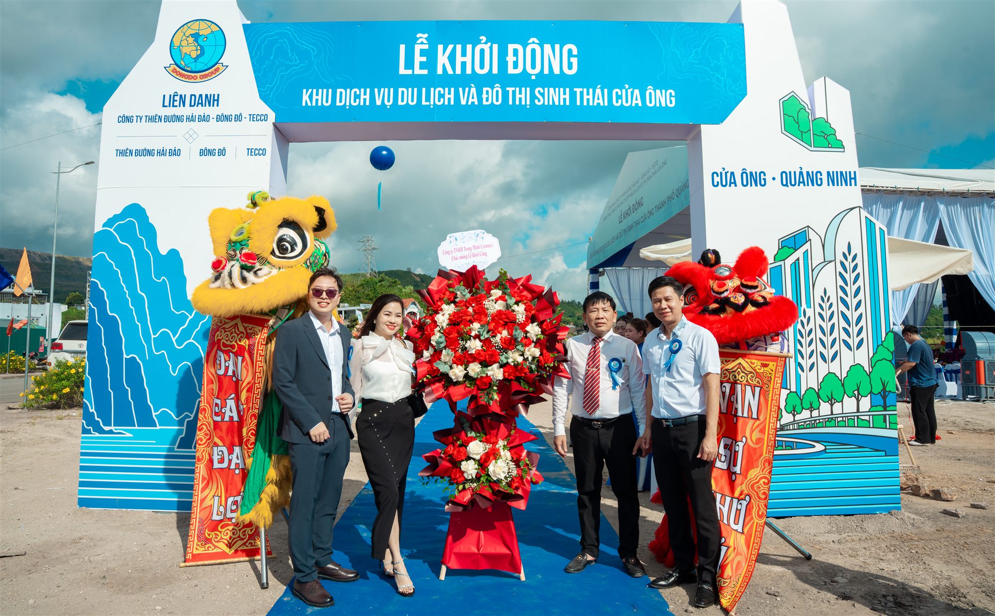 Khách mời chụp ảnh dưới cổng sự kiện khởi động dự án Cửa Ông cùng màn múa lân