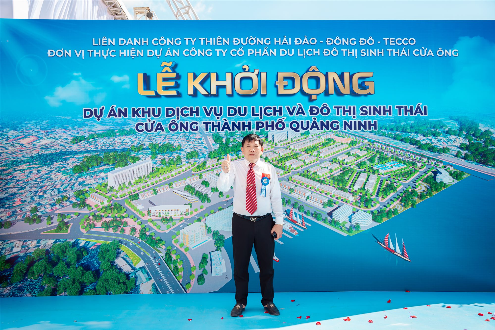 Đại diện dự án chụp ảnh bên màn hình trình chiếu phối cảnh đô thị sinh thái Cửa Ông