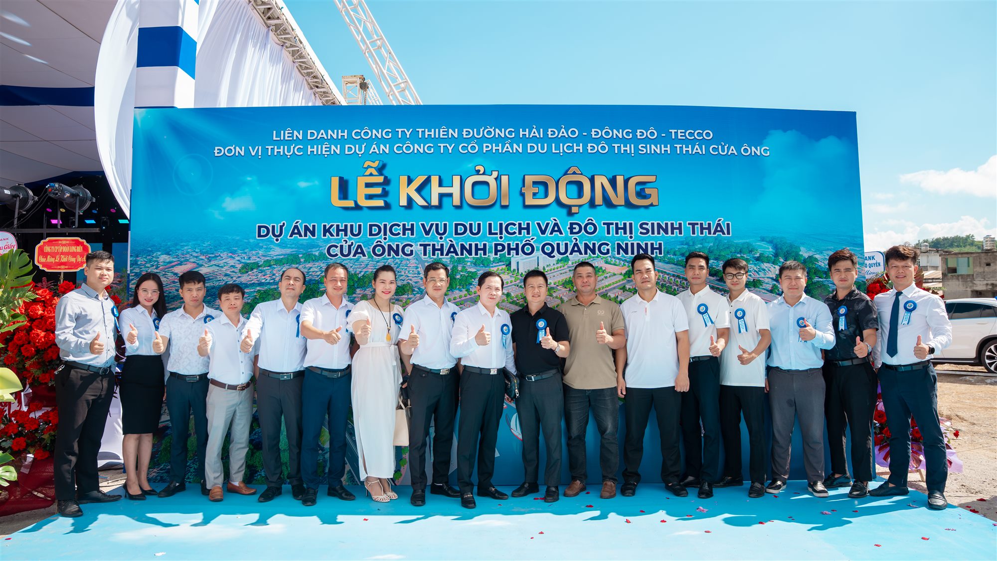 Tập thể đại diện và khách mời chụp ảnh tại lễ khởi động dự án Cửa Ông