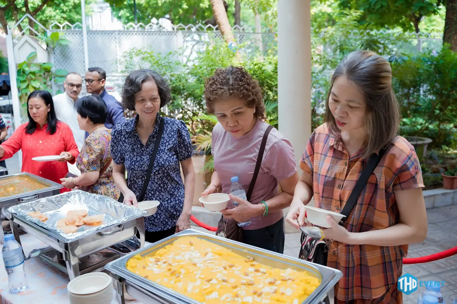 Khách lấy đồ ăn tại khu tiệc buffet của lễ hội