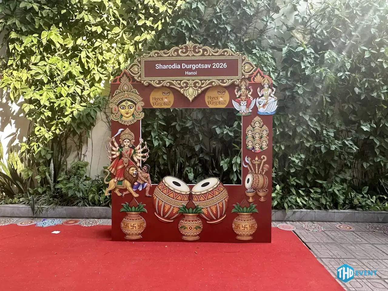 Khung check in trên thảm đỏ, hoàn thiện trước giờ đón khách