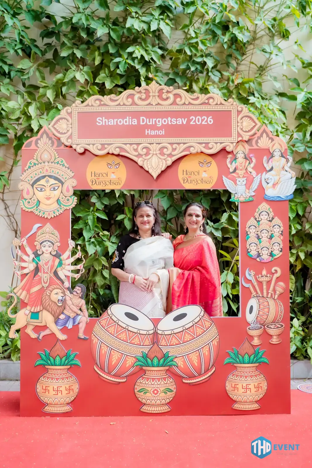 Khách chụp ảnh tại khung check in Sharodia Durgotsav 2026