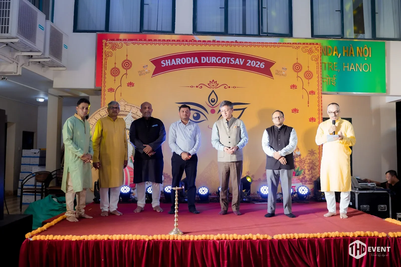 Khách mời trên sân khấu khai mạc Sharodia Durgotsav 2026