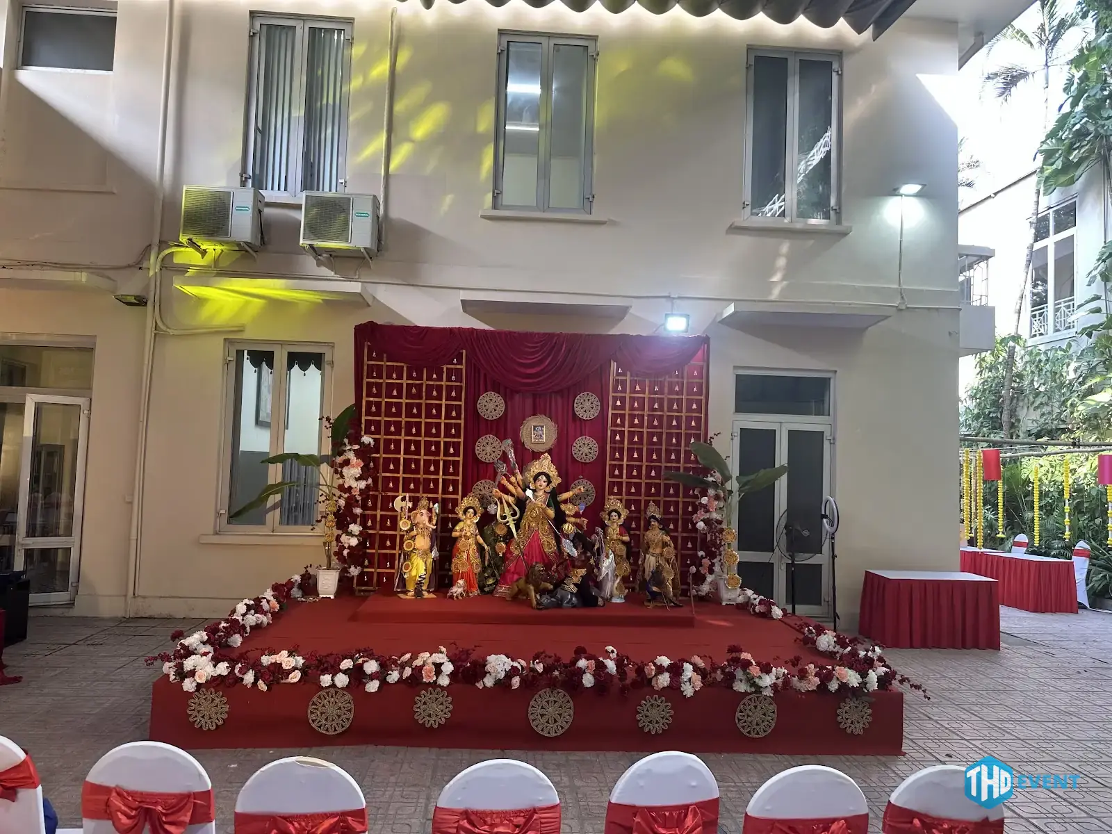Khu thờ và hàng ghế khách được setup trước ngày diễn ra lễ hội