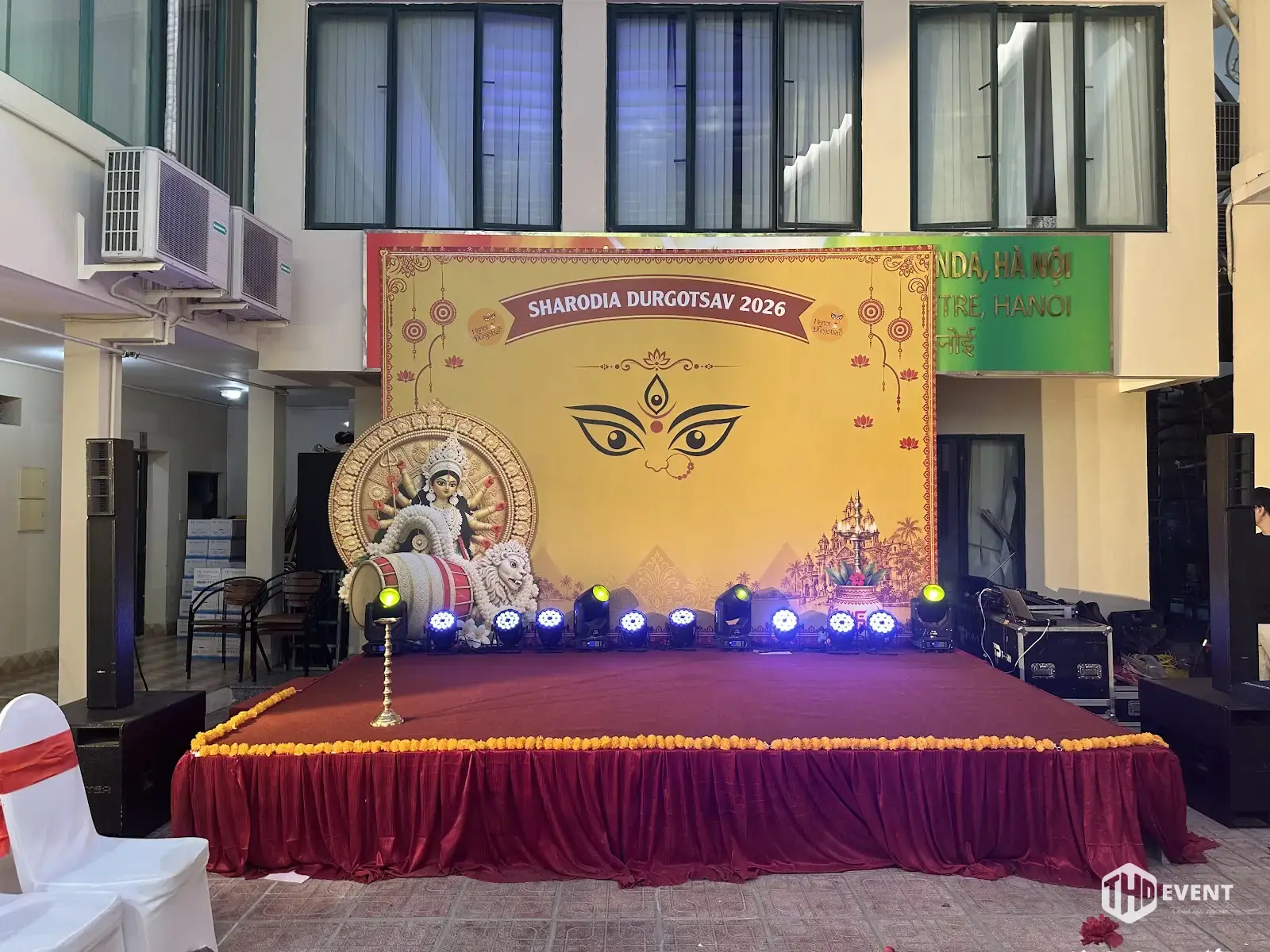 Sân khấu Sharodia Durgotsav 2026 hoàn thiện sau khi setup