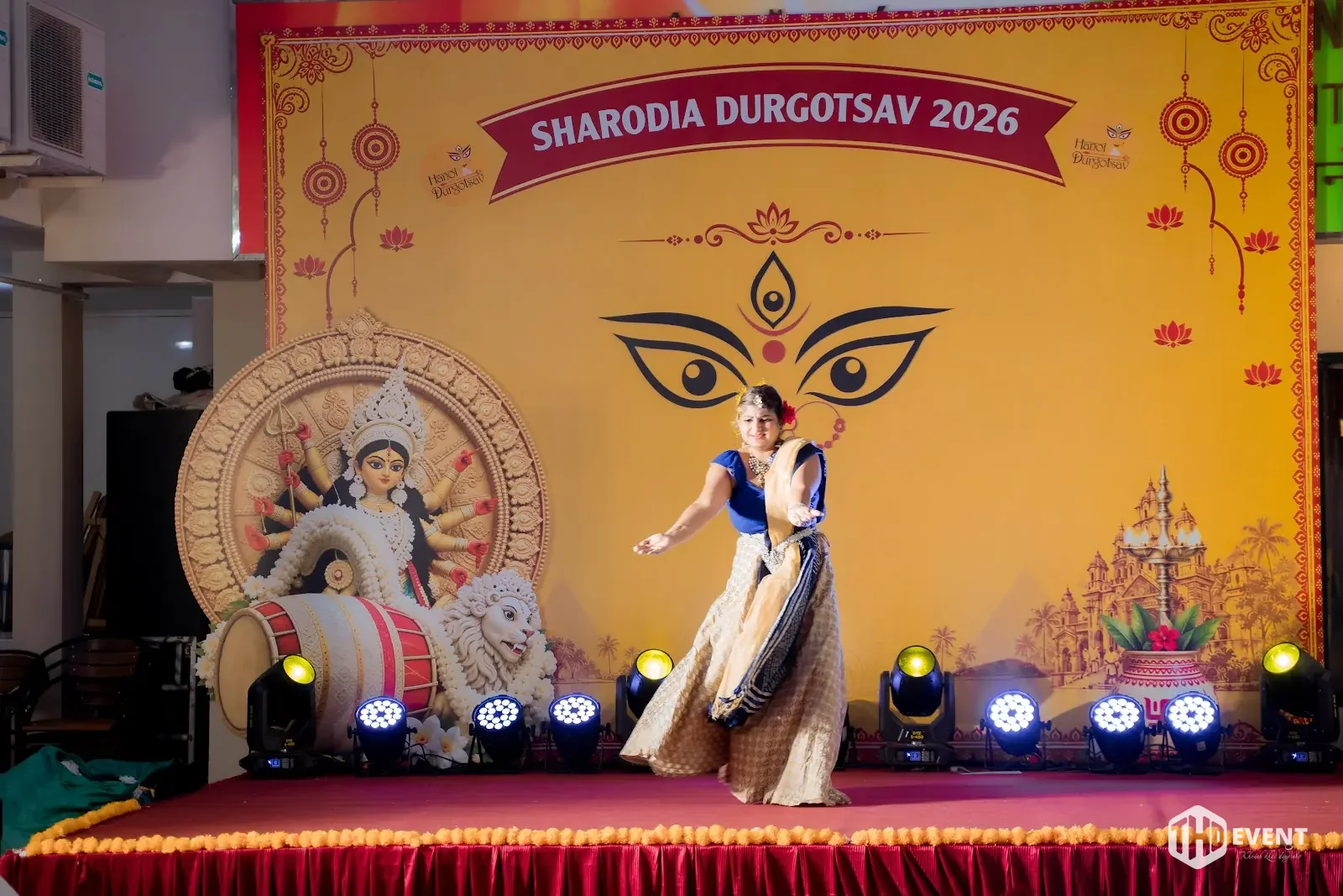 Tiết mục múa truyền thống Ấn Độ trên sân khấu Durgotsav 2026