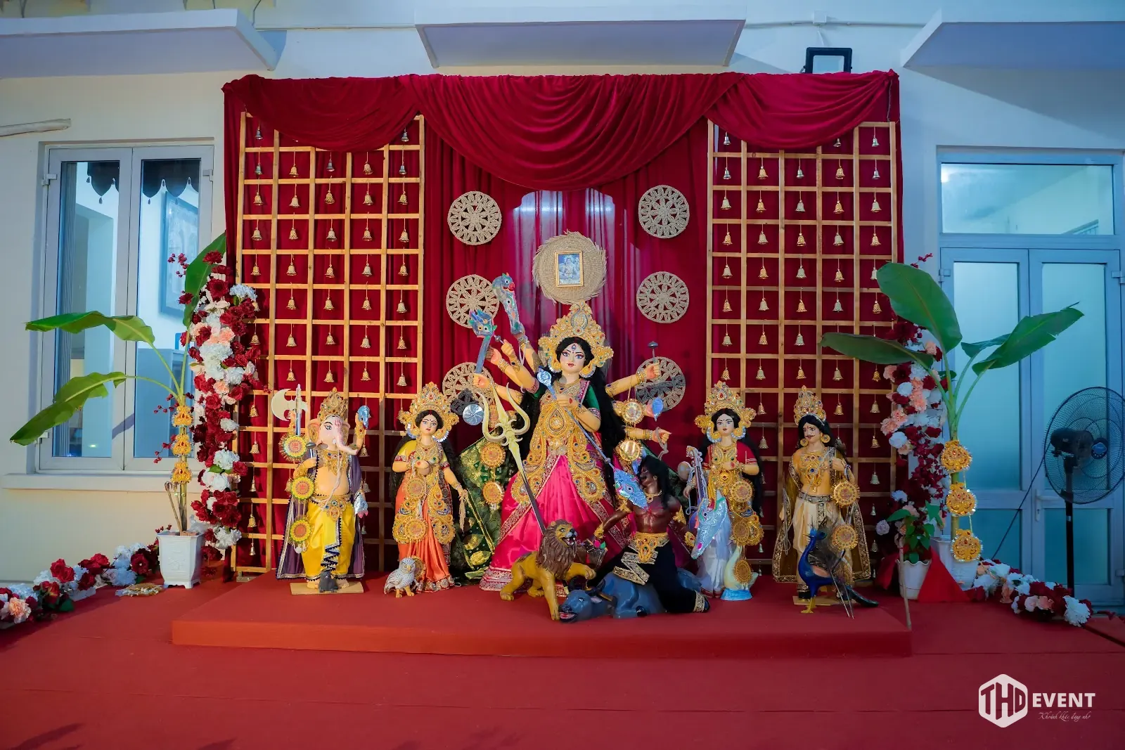 Lễ hội Durgotsav tại Hà Nội 2026, khu thờ Nữ thần Durga trang trí hoa đỏ